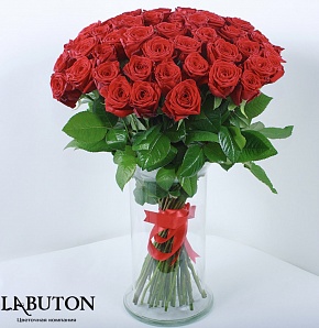 Букет алых роз в вазе Букет алых роз в вазе
